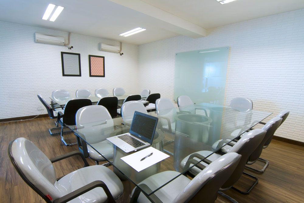 Meeting room untuk 20 pax yang bisa disewa per jam di SoVoism Semarang